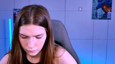 aliceinredsquare_ public webcam profile photo 2