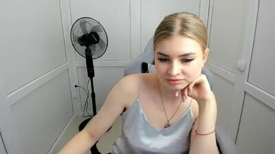 avelinerose public webcam profile photo 6