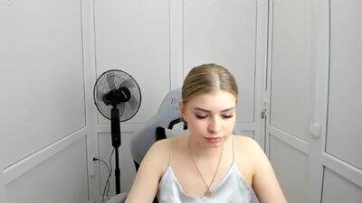 avelinerose public webcam profile photo 9