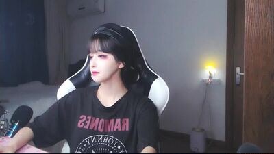cute_dami public webcam profile photo 3