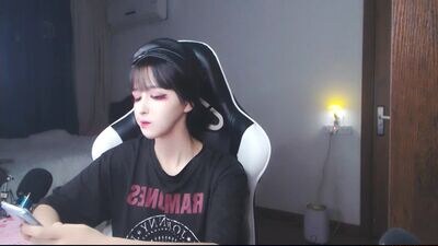 cute_dami public webcam profile photo 4