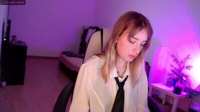 elly_rise public webcam profile photo 4