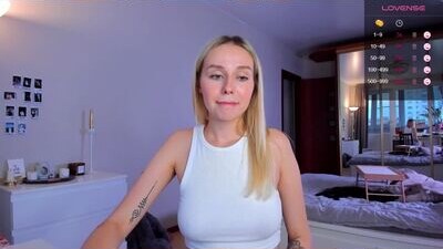 em_emiliee public webcam profile photo 8