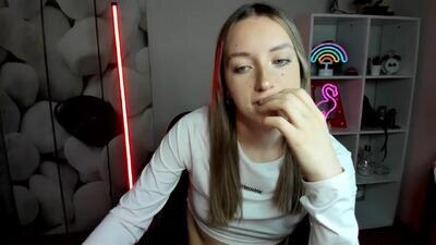 evelynblond public webcam profile photo 4