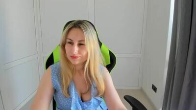 julia_sunshinee public webcam profile photo 3