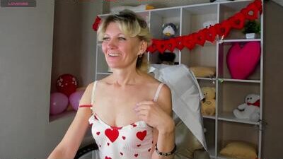julie_lucasss public webcam profile photo 5