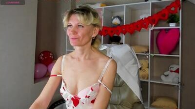 julie_lucasss public webcam profile photo 6