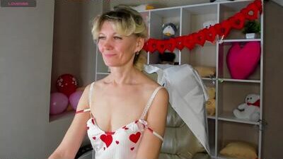 julie_lucasss public webcam profile photo 7