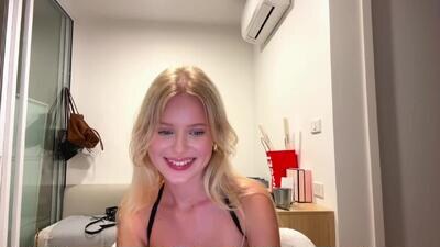 laraineprada public webcam profile photo 2