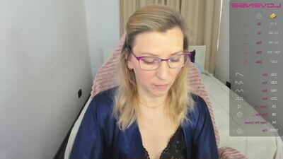 lauraneal public webcam profile photo 2