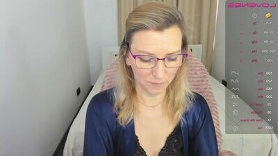 lauraneal public webcam profile photo 3