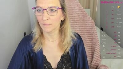 lauraneal public webcam profile photo 4