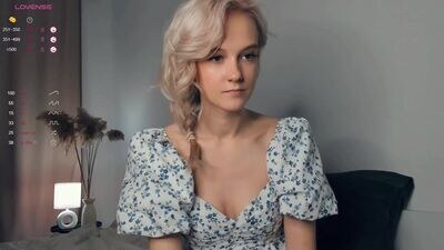 lili_summer public webcam profile photo 3