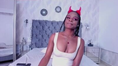 linsyadams public webcam profile photo 5