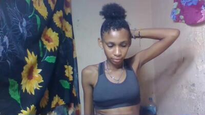 littleyanah public webcam profile photo 2