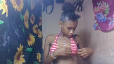 littleyanah public webcam profile photo 3