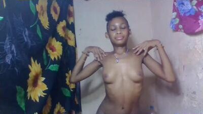 littleyanah public webcam profile photo 6