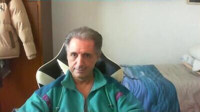 liuk53 public webcam profile photo 6