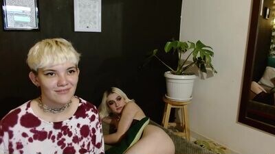 mackenziemoon public webcam profile photo 4