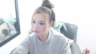 meghan_cherrys public webcam profile photo 4