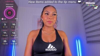 melanyriz public webcam profile photo 2