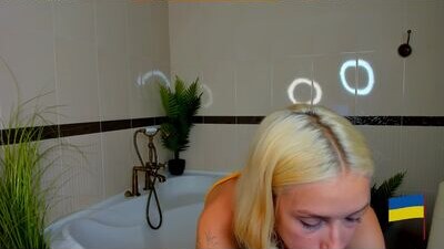mirandawhites public webcam profile photo 5