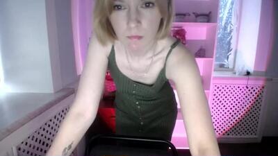 mollilove public webcam profile photo 2