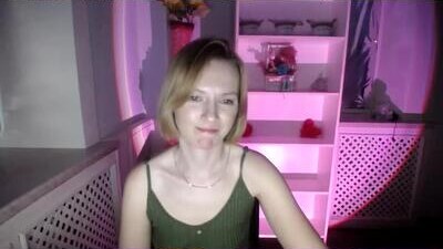mollilove public webcam profile photo 9