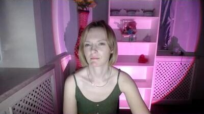 mollilove public webcam profile photo 10