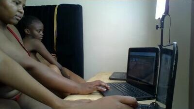 mona_luv public webcam profile photo 7