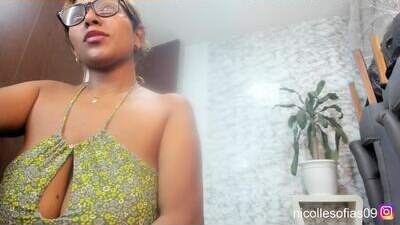nicolle4 public webcam profile photo 8