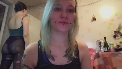 ops_hotty public webcam profile photo 2