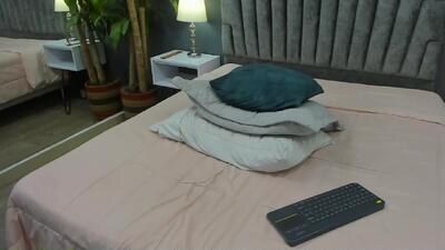 roan_birkin public webcam profile photo 2