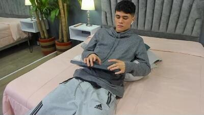 roan_birkin public webcam profile photo 3