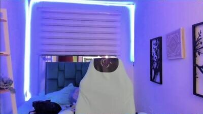 sara_red_x public webcam profile photo 6