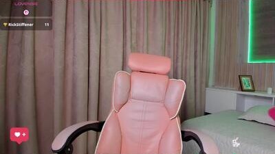 scarlet_s_ public webcam profile photo 7