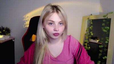 shy_blondiee public webcam profile photo 2