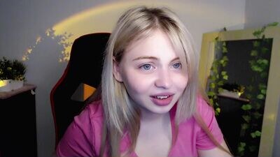 shy_blondiee public webcam profile photo 4