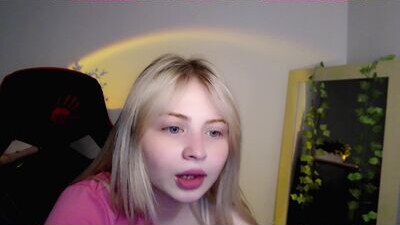 shy_blondiee public webcam profile photo 5