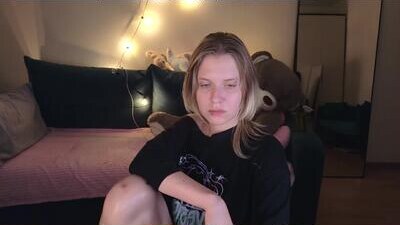 viki_charm public webcam profile photo 7