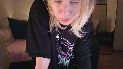 viki_charm public webcam profile photo 8