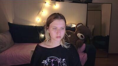viki_charm public webcam profile photo 10