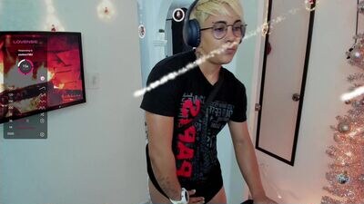 zhoestrong public webcam profile photo 3