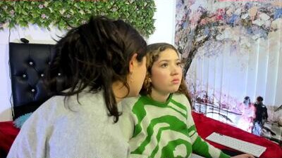 zoe_and_valeria public webcam profile photo 7