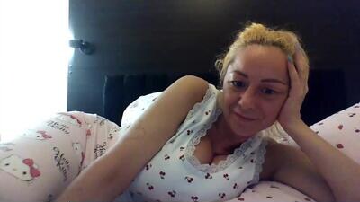 _karolynesyera_ public webcam profile photo 3