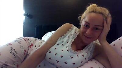 _karolynesyera_ public webcam profile photo 4