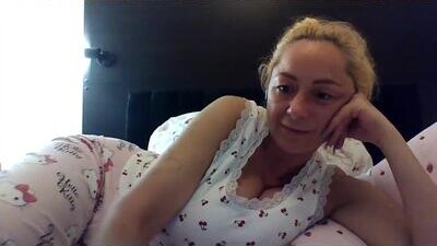 _karolynesyera_ public webcam profile photo 7
