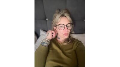 blondebitch2 public webcam profile photo 2