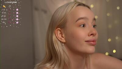 mother__of__dragons public webcam profile photo 8