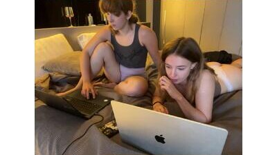 nura_n_sarah public webcam profile photo 10